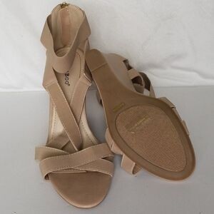 NWOB Nude wedges size 11